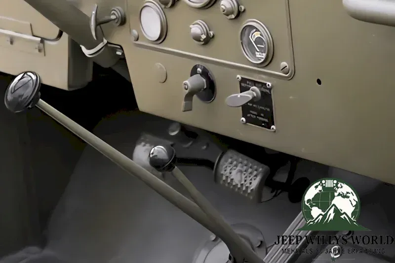 Schaltknauf für Dana 18 Verteilergetriebe oder T84 Schaltgetriebe. Jeep Willys MB, Ford GPW, CJ2A CJ3A CJ3B CJ5 CJ6 (1941-1971) auf Schaltstock im Interieur
