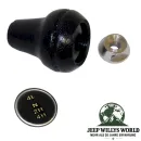 Schaltknauf Set mit Schaltbild Einlage und Mutter Dana 300 Verteilergetriebe Jeep CJ 80-86 alle 3 Set Bestandteile zu sehen.